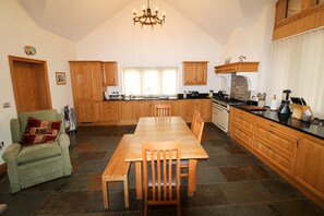Fridge, microwave, dishwasher, cookware/dishes/utensils - Mindrum, Skelton - a cottage that sleeps 6 guests in 3 bedrooms (Skelton)
