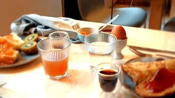 Tägliches kontinentales Frühstück (15 EUR pro Person)