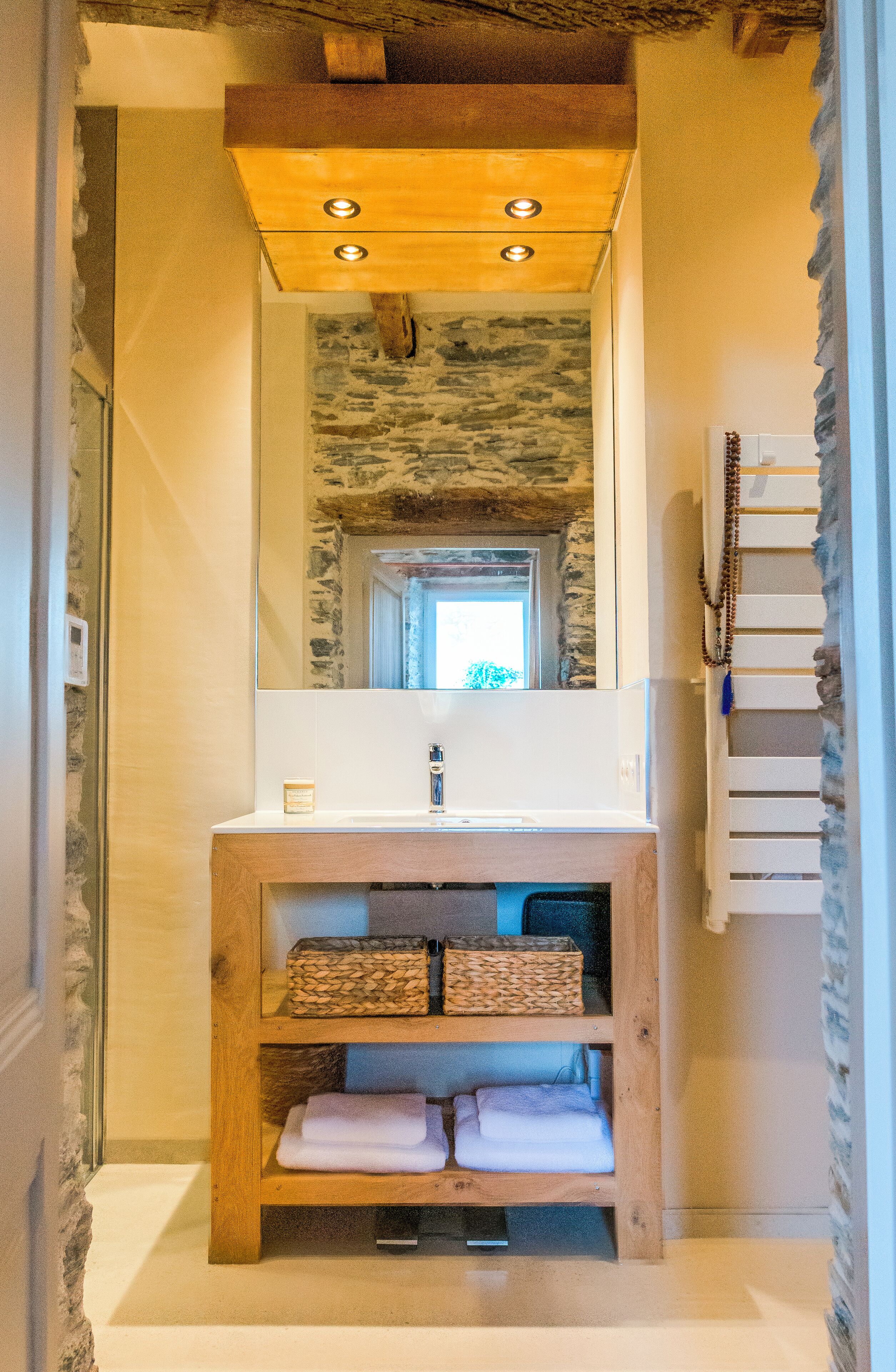 Avel | Bathroom | Free toiletries, hair dryer, towels, soap