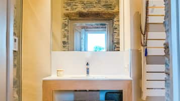 Avel | Bathroom | Free toiletries, hair dryer, towels, soap