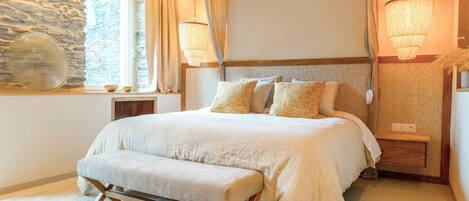 Premium bedding, memory-foam beds, free cots/infant beds, free WiFi
