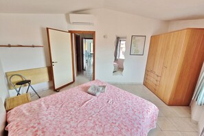3 bedrooms, iron/ironing board, travel cot - A/C, Sea View, 400 mt from the beach (San Teodoro)