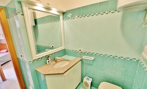 Shower, bidet, towels - A/C, Sea View, 400 mt from the beach (San Teodoro)