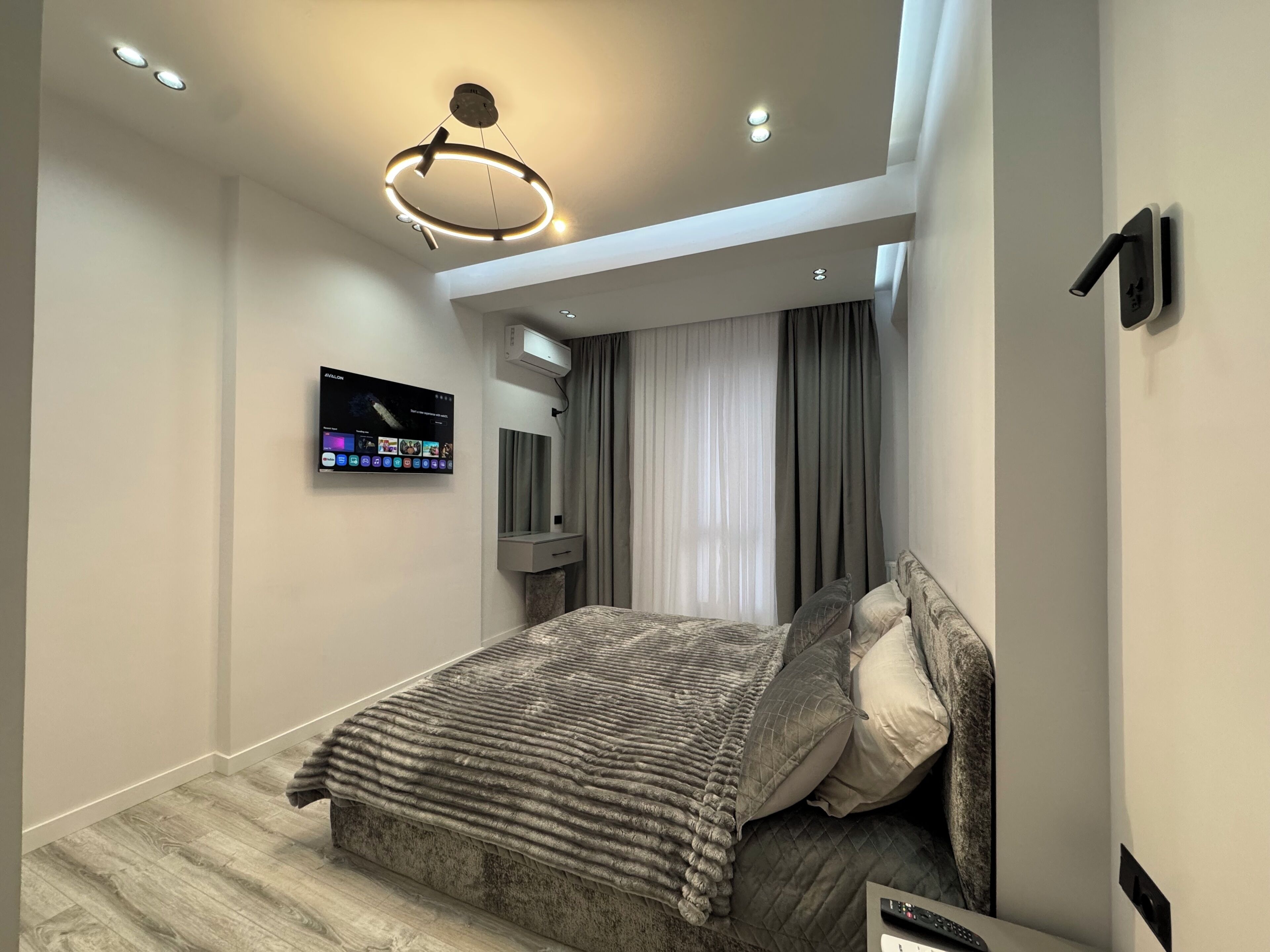 1 dormitorio, tabla de planchar con plancha, wifi y ropa de cama