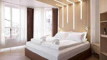 Deluxe Triple Room, City View | Desk, free WiFi