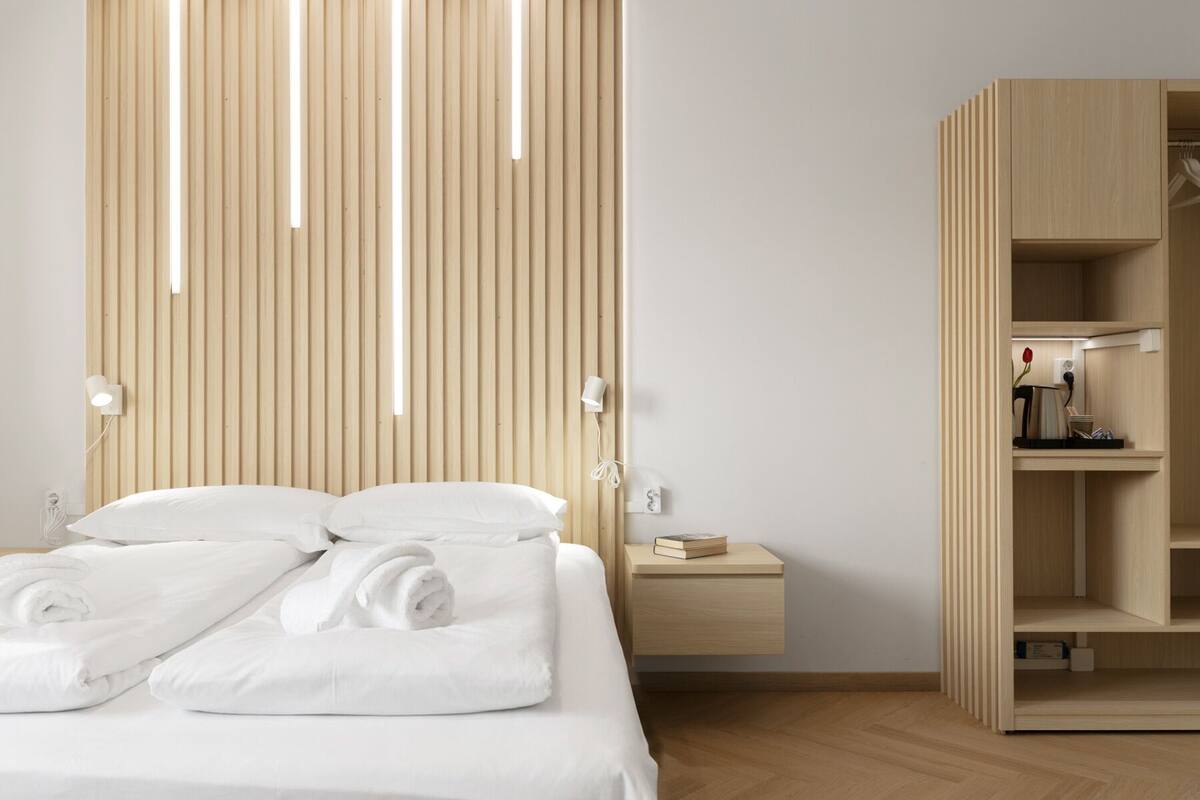 Tremannsrom – superior, byutsikt | Skrivebord og wi-fi (inkludert)