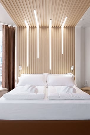 Quarto triplo luxo, vista para a cidade | Escrivaninha, Wi-Fi de cortesia. Polar Nook Hotel