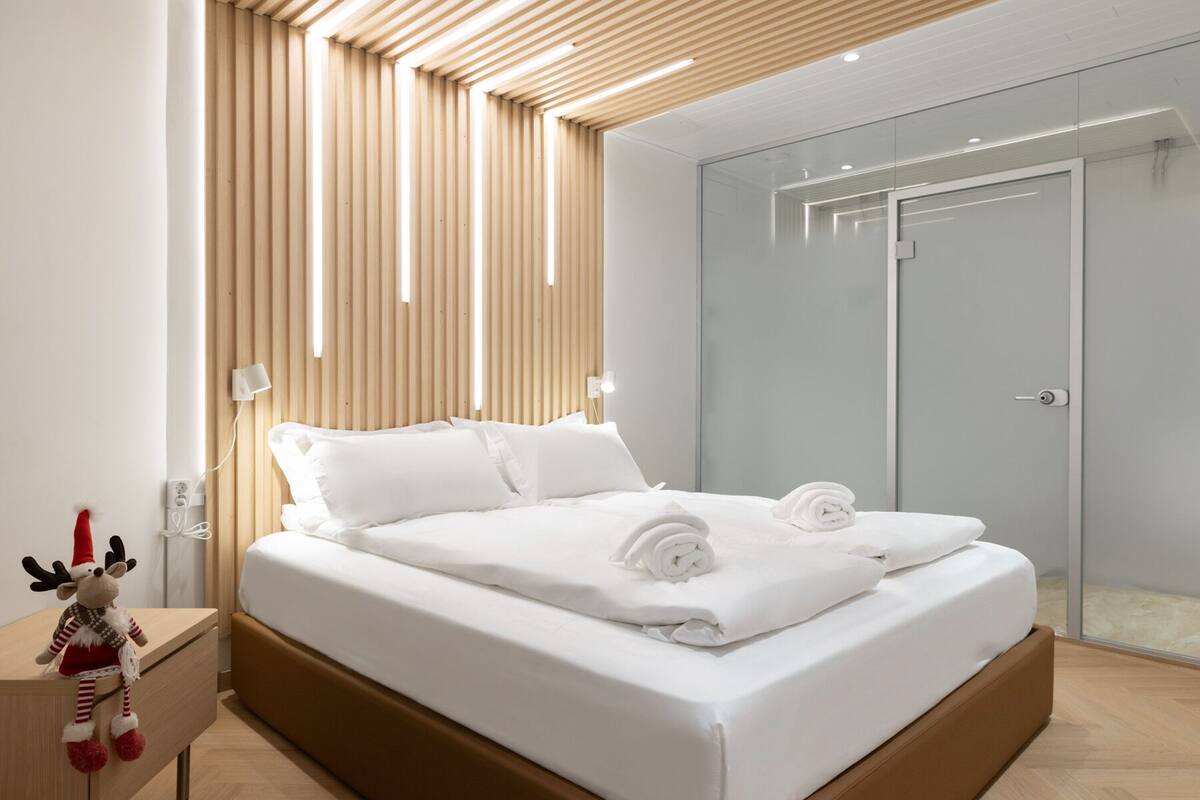 Dobbeltrom – superior, byutsikt | Skrivebord og wi-fi (inkludert)