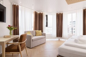 Habitación triple Deluxe, vistas a la ciudad | Servicio de la habitación