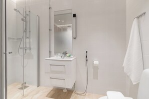 Triple Room, City View | Bathroom