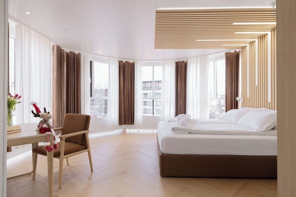 Deluxe Triple Room, City View | Desk, free WiFi