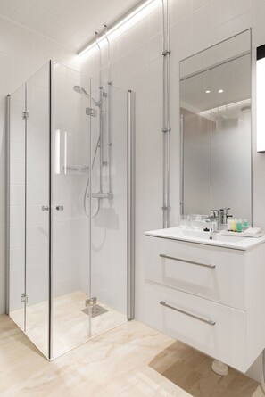 Triple Room, City View | Bathroom - Polar Nook Hotel (Rovaniemi)
