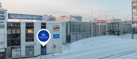 Un hôtel doté d’une façade en verre, d’une entrée bien visible et d’une enseigne indiquant « Polar Nook Hotel ».