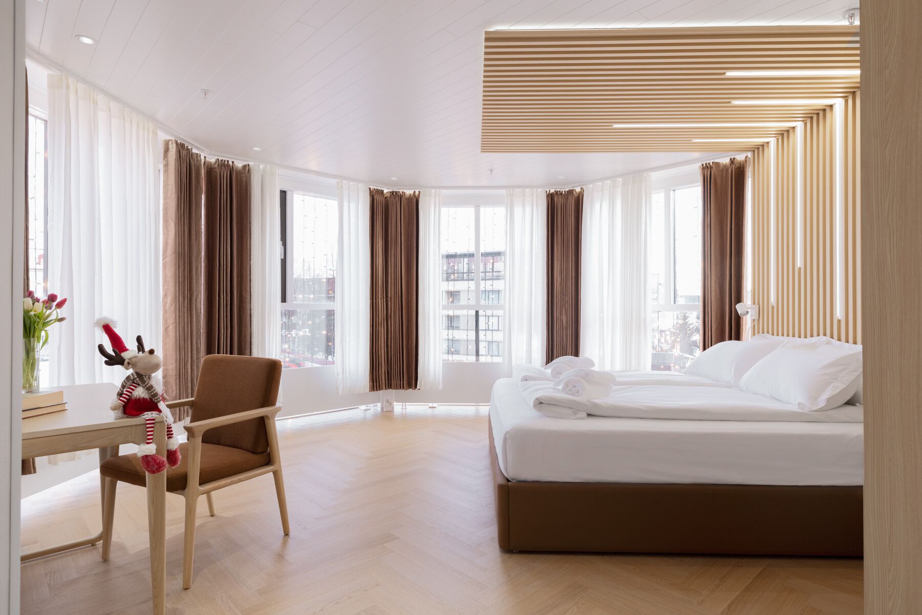 Tremannsrom – deluxe, byutsikt | Skrivebord og wi-fi (inkludert)