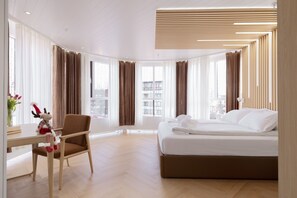 Tremannsrom – deluxe, byutsikt | Skrivebord og wi-fi (inkludert)