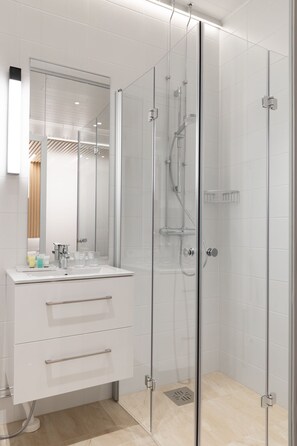 Tremannsrom, byutsikt | Bad | Dusj, hårføner, håndklær og toalettpapir