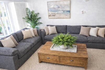 Central 2BR Townhouse | Walk to The Strand & CBD