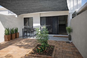 Outdoor dining - Central 2BR Townhouse - Walk to Strand, CBD (Townsville)