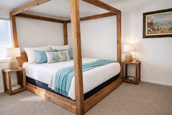 Desk, iron/ironing board, WiFi, bed sheets - Central 2BR Townhouse - Walk to Strand, CBD (Townsville)