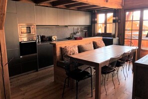 Kühlschrank, Mikrowelle, Geschirrspüler, Kochgeschirr/Geschirr/Besteck
