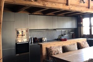 Fridge, microwave, dishwasher, cookware/dishes/utensils - Chalets for 10 People (HUEZ)