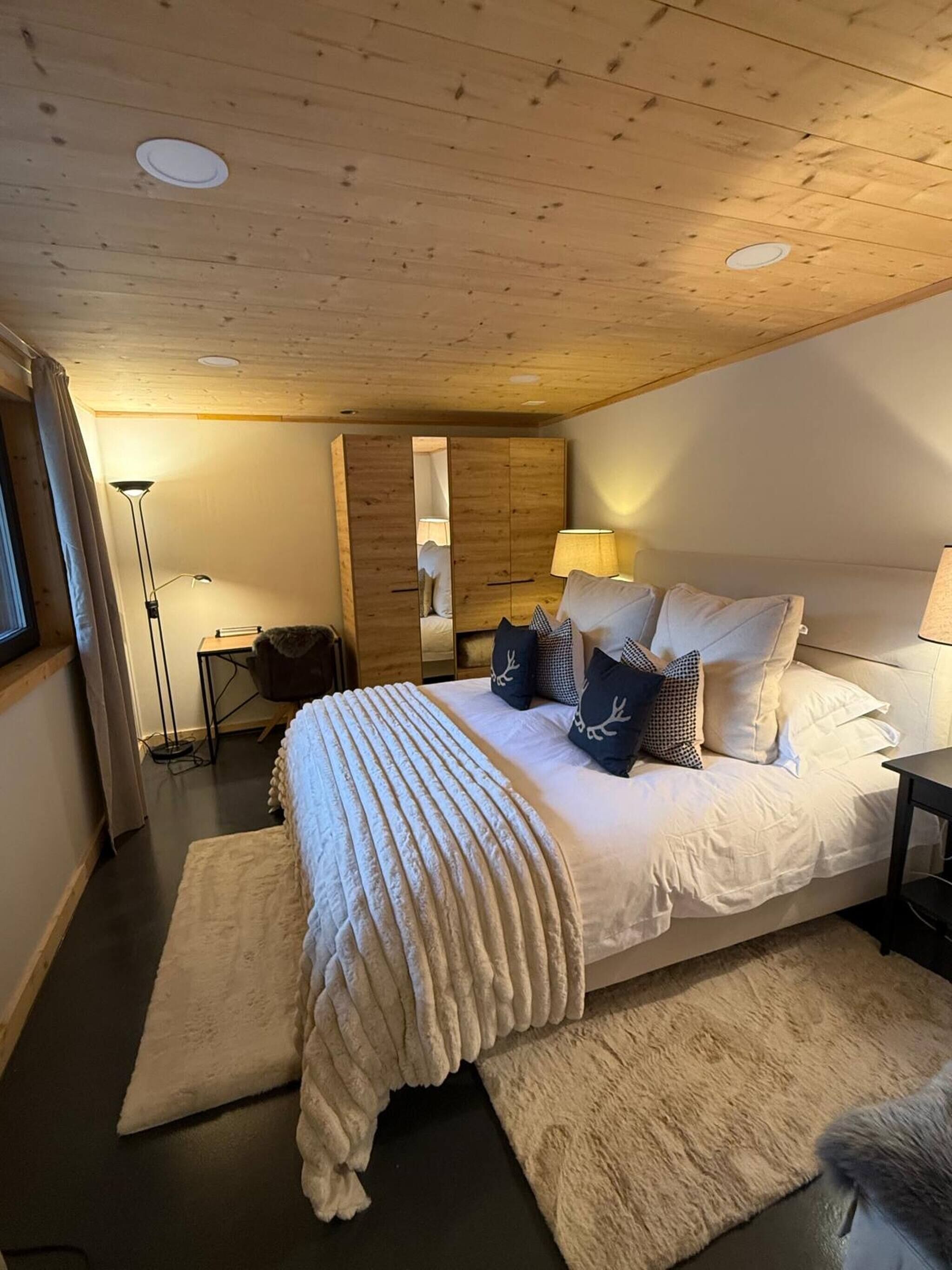 1 dormitori, planxa i posts de planxar, Internet i roba de llit 