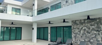 Luxurious 5-Bedroom Villa overlooking Pattaya City