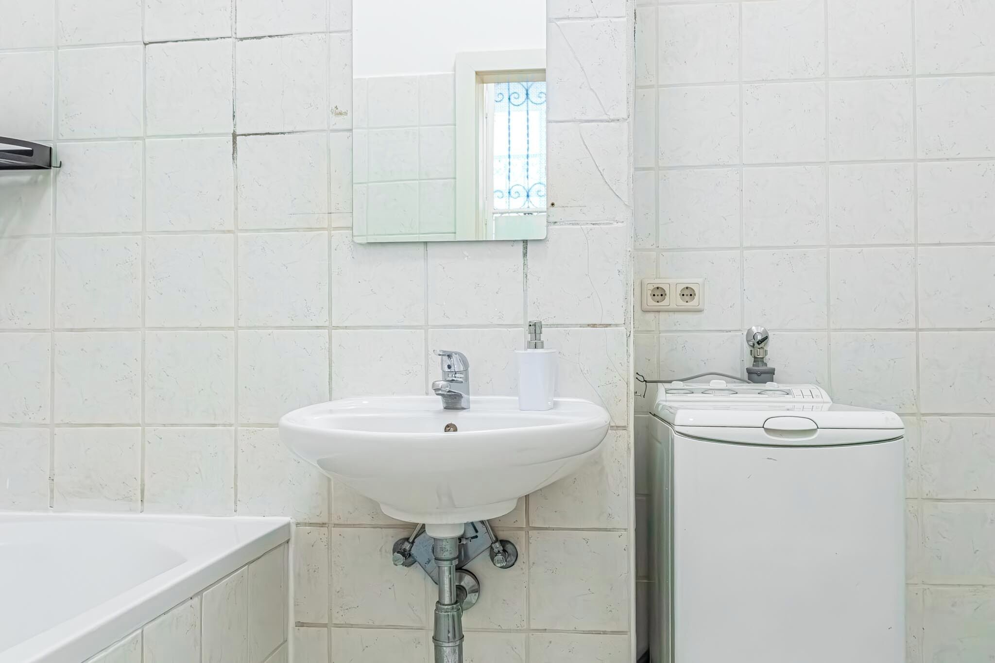 Ensemble baignoire-douche, séchoir à cheveux, serviettes fournies, savon