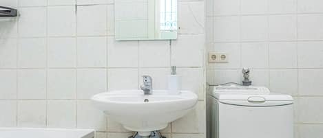 Ensemble baignoire-douche, séchoir à cheveux, serviettes fournies, savon
