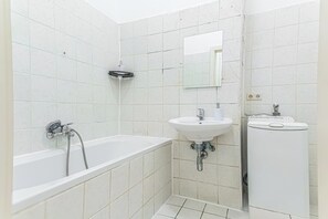 Bathroom - Private Room Long Stay Near Lugner City (Vienna)