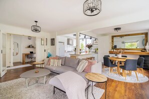 TV, books - 3bd 2 bthToorak Village luxurious Apartment, Relax (Toorak)