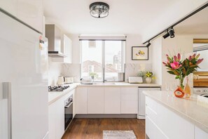 Fridge, microwave, dishwasher, coffee/tea maker - 3bd 2 bthToorak Village luxurious Apartment, Relax (Toorak)