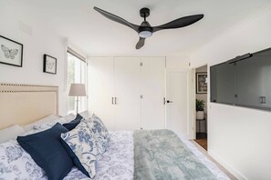 3 slaapkamers, een strijkplank/strijkijzer, internet, beddengoed