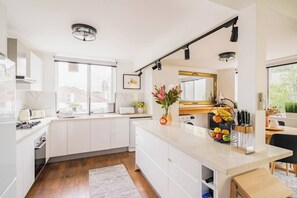 Coffee/tea maker, fridge, microwave, dishwasher - 3bd 2 bthToorak Village luxurious Apartment, Relax (Toorak)