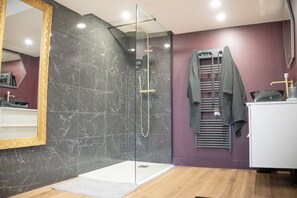 Baignoire à jets, sèche-cheveux, serviettes fournies, savon