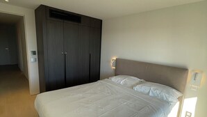 3 多间卧室、熨斗/熨衣板、上网接入、床单