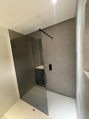Dusche, Haartrockner, Handtücher, Seife