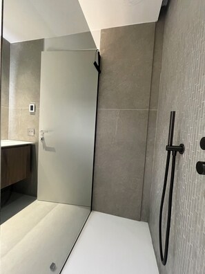 Dusche, Haartrockner, Handtücher, Seife