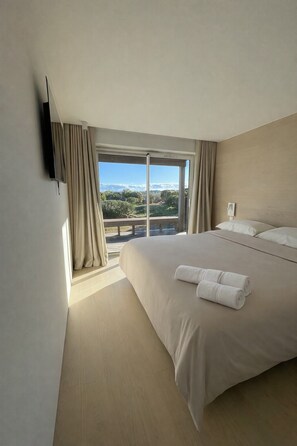 Iron/ironing board, internet, bed sheets - Version Azur - Design apartment near the sea (Bonifacio)