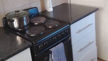 Réfrigérateur, batterie de cuisine, vaisselle et ustensiles