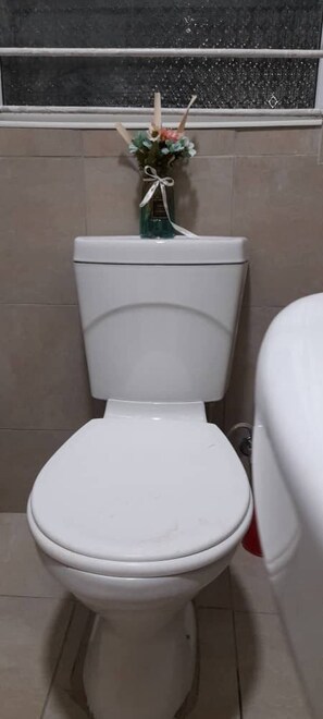Bathroom - Theo's Self  Catering  holiday home, Meanwood (Lusaka)
