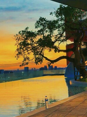 Pool - Next to the subway, Huaikhwang's most beautiful infinity pool apartment (Krung Thep Maha Nakhon)