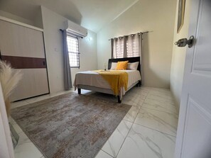 2 habitaciones, tabla de planchar con plancha y internet 