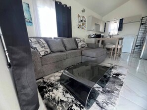 TV - Charming 2 Bedroom Home in Phoenix Park Village (St. Catherine Parish)