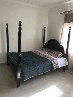 1 slaapkamer, een strijkplank/strijkijzer, internet, beddengoed