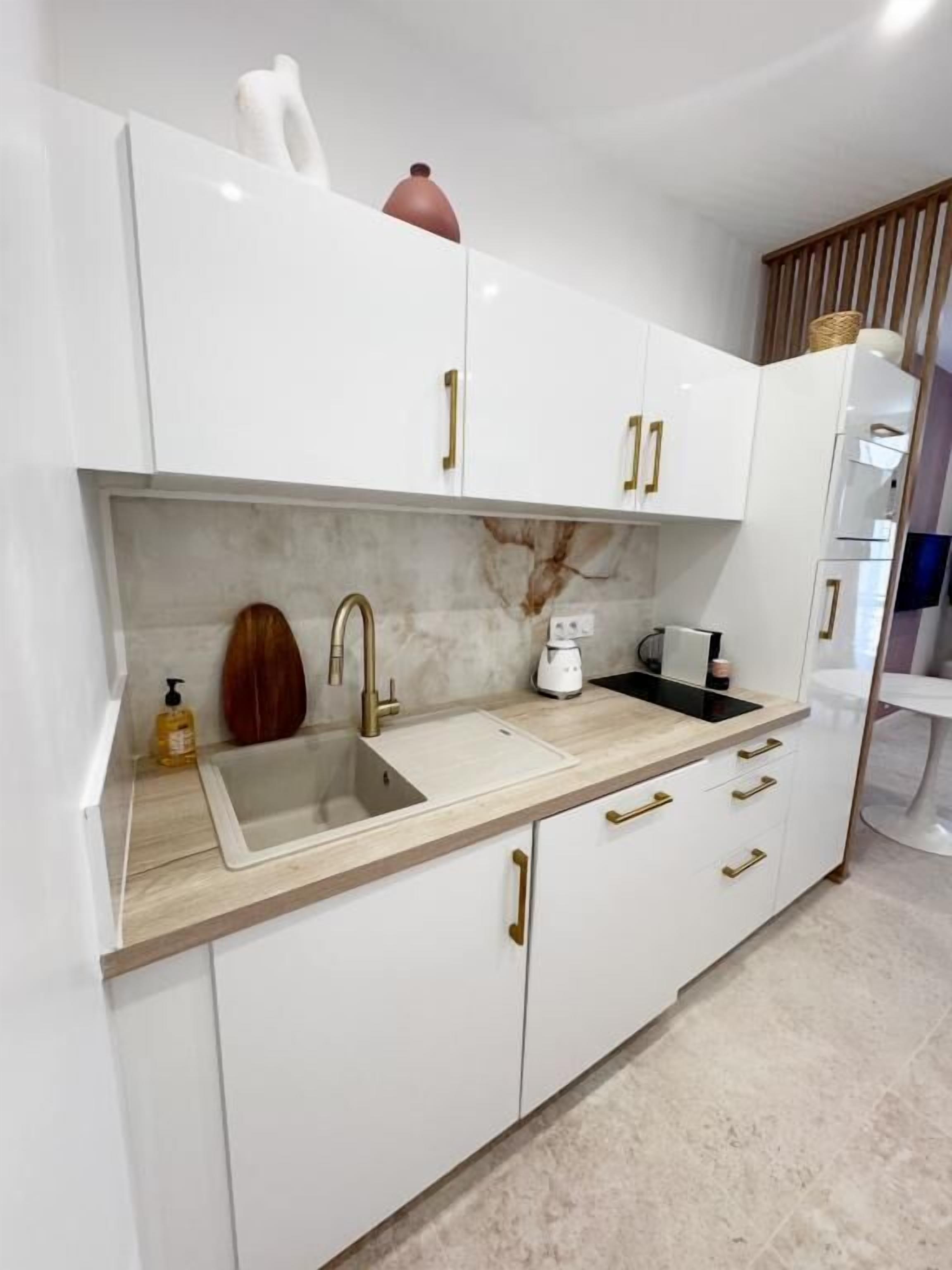 Een koelkast, een magnetron, een kookplaat, een vaatwasser