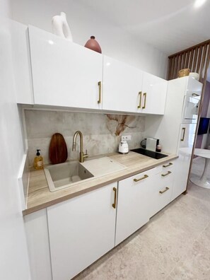 Kühlschrank, Mikrowelle, Herdplatte, Geschirrspüler