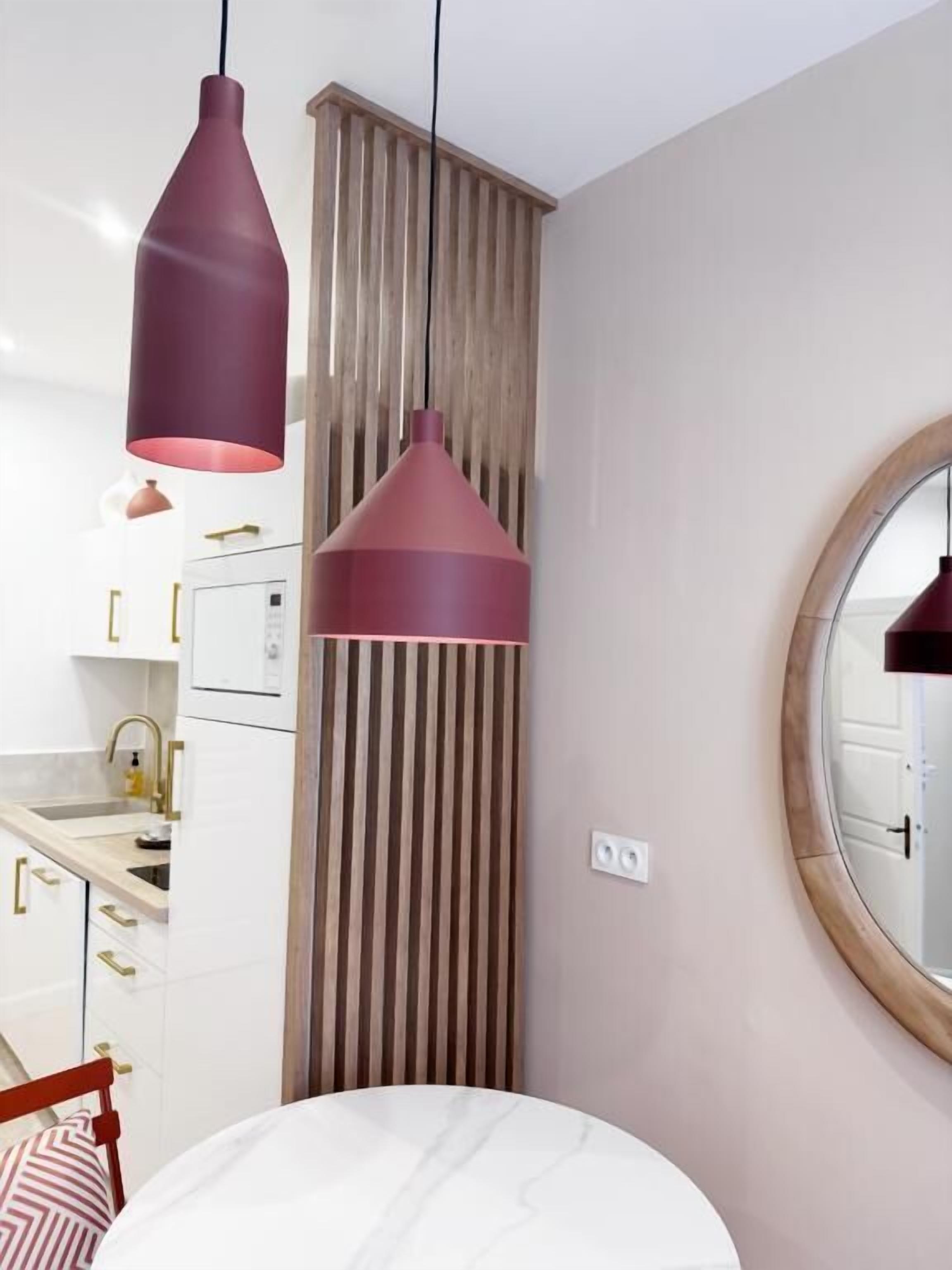 Een koelkast, een microgolfoven, een kookplaat, een vaatwasser