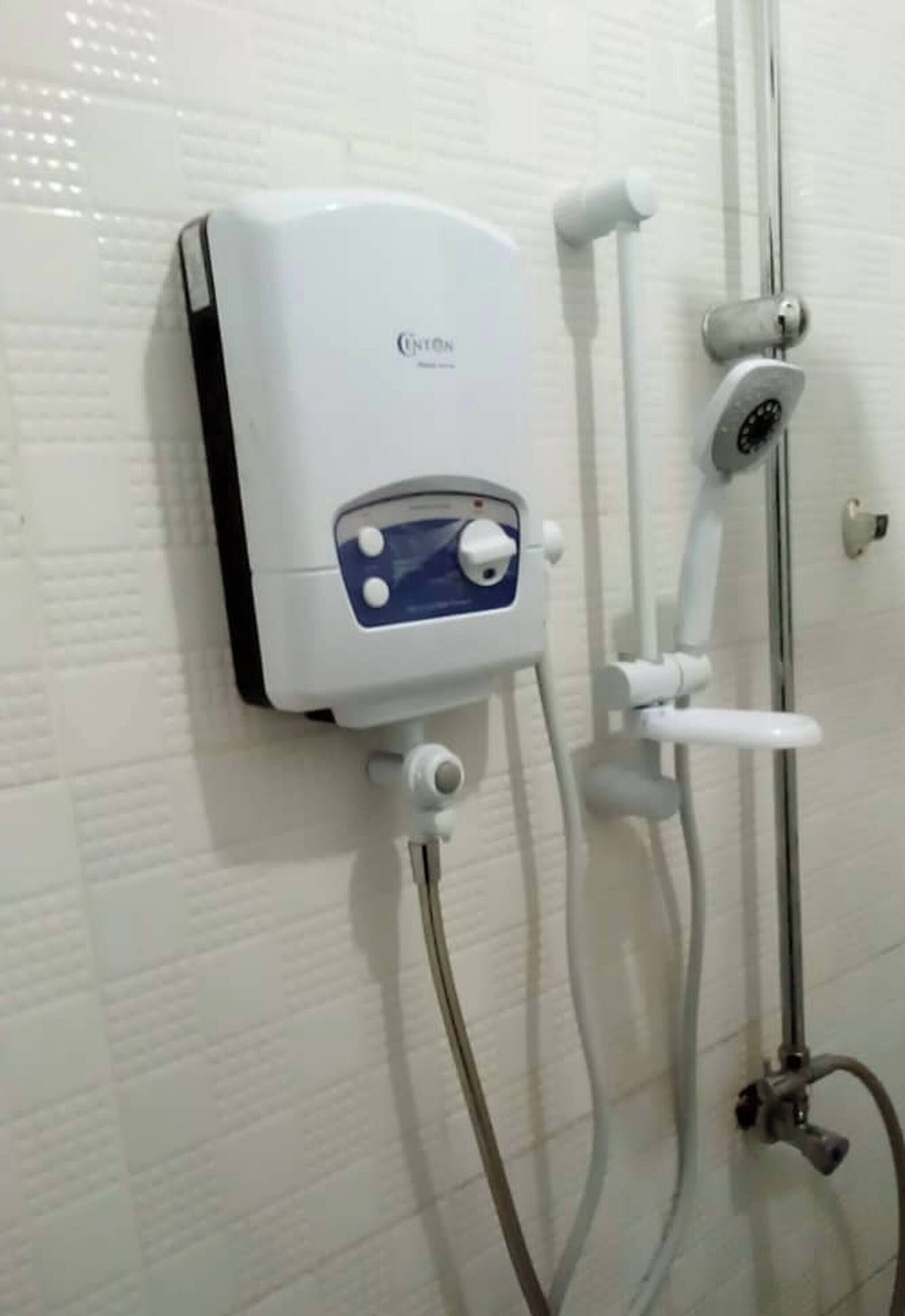 Shower, free toiletries