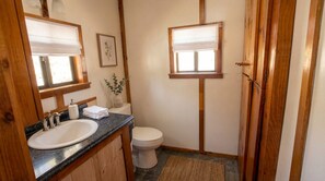 Secador de cabelo, toalhas de banho, sabonete 